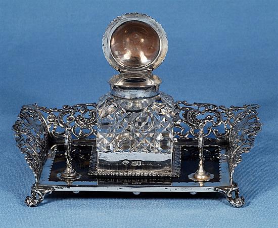 A good Edwardian silver and tortoiseshell inkstand, Length approx 6 ½”/164mm Depth approx 5”/125mm Weight base only 7.7oz/219grms.